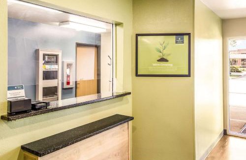 Baytown Hotel | WoodSpring Suites Houston Baytown
