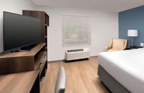 Maumee Hotel | WoodSpring Suites Toledo Maumee