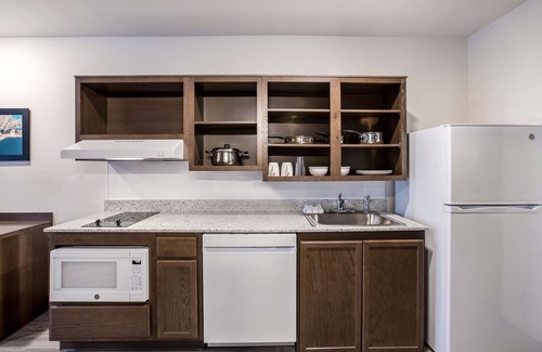 Madison Heights Hotel | WoodSpring Suites Detroit Madison Heights