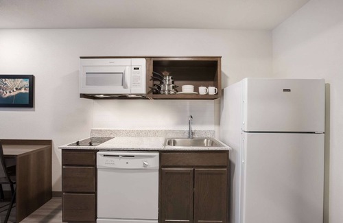 Madison Heights Hotel | WoodSpring Suites Detroit Madison Heights