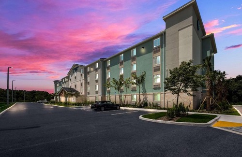 West Palm Beach Hotel | WoodSpring Suites West Palm Beach
