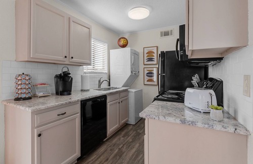 College Station Apartment | Woodstock:2nd Floor, walk to A&M