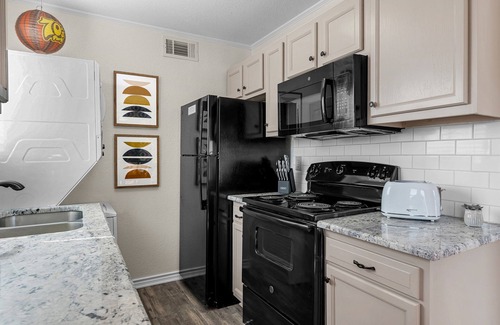 College Station Apartment | Woodstock:2nd Floor, walk to A&M