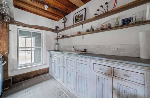 Bearsville Apartment | Woodstock Barn Artist’s Retreat in Bearsville