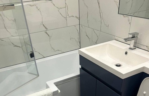 Hucknall Apartment | Woodstock House Flat 9 - Your Hucknall Home: 2BR Apartment