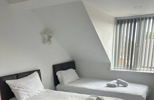 Hucknall Apartment | Woodstock House Flat 9 - Your Hucknall Home: 2BR Apartment