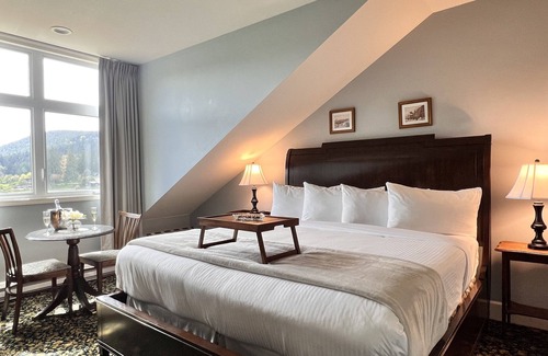 Sturdies Bay Hotel | Woodstone Manor Inc.