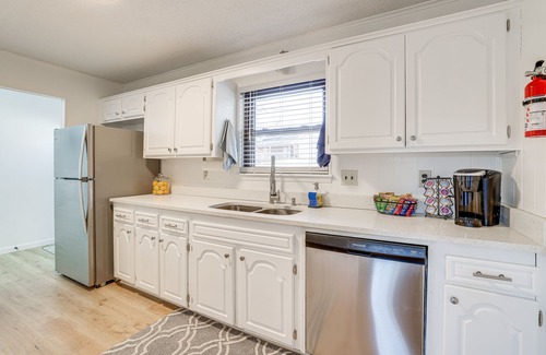 Bella Vista Cottage | Woodsy Bella Vista Vacation Rental w/Game Room!