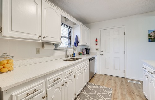 Bella Vista Cottage | Woodsy Bella Vista Vacation Rental w/Game Room!