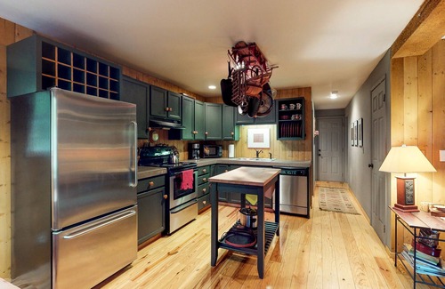 Easton Cabin | Woodsy cabin with full kitchen, fireplace, & outdoor firepit