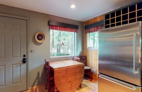 Easton Cabin | Woodsy cabin with full kitchen, fireplace, & outdoor firepit