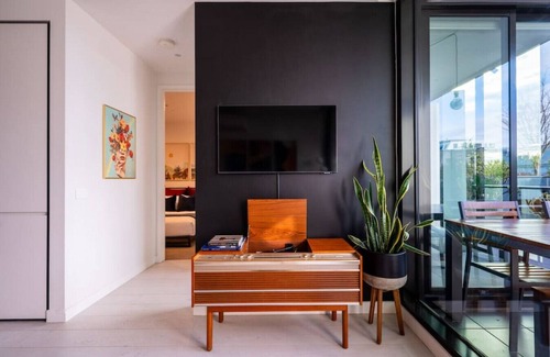 Collingwood Apartment | Woodsy - OpenAir Living Style