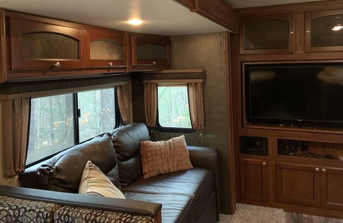 Petersburg House | Woodsy private RV for your Happy Valley getaway.
