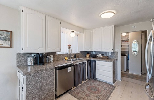 Grants Pass House | Woodsy, Quiet Neighborhood, 2 bedroom