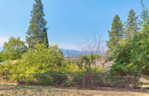 Grants Pass House | Woodsy, Quiet Neighborhood, 2 bedroom