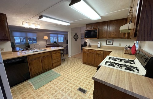 Upper Peninsula Michigan House | Woodsy spacious retreat close to Golfing & Mqt Mountain!