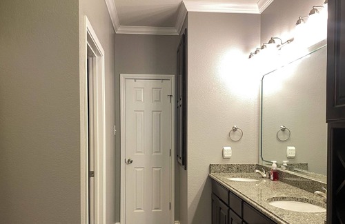 Center House | Woodsy Townhouse-High-End Corporate Rental-Ideal for Business Travel