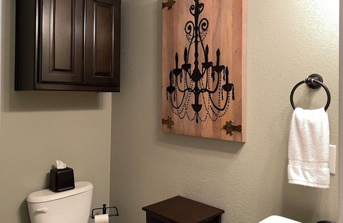 Center House | Woodsy Townhouse-High-End Corporate Rental-Ideal for Business Travel