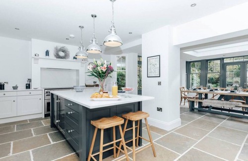 Henley House | Woodvale - Sleeps 10