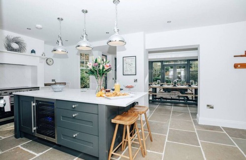 Henley House | Woodvale - Sleeps 10