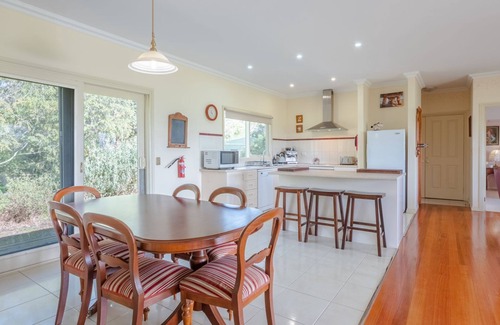 Port Welshpool House | Woodview Cottage Farm stay - Fabulous Port Welshpool country escape
