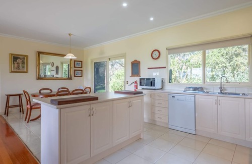 Port Welshpool House | Woodview Cottage Farm stay - Fabulous Port Welshpool country escape