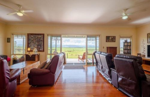 Port Welshpool House | Woodview Cottage Farm stay