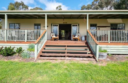 Port Welshpool House | Woodview Cottage Farm stay
