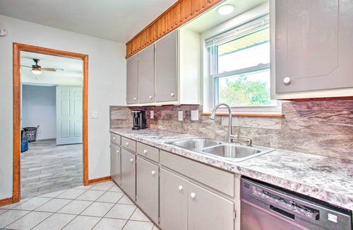 Woodward House | Woodward Home Near Crystal Beach Water Park!
