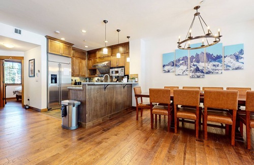 Woodwinds House | Woodwinds 1271 Spacious Mountain Modern Home with Private Hot Tub, Fireplace and Garage by RedAwning