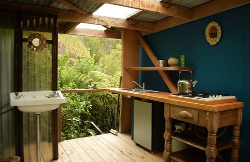 Tata Beach Cabin | Woody Mamaku Retreat . Eco stay close to sea and nature.