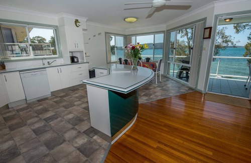 Soldiers Point Apartment | Woody's Place (Water Front)