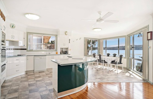 Soldiers Point Apartment | Woody's Place (Water Front)