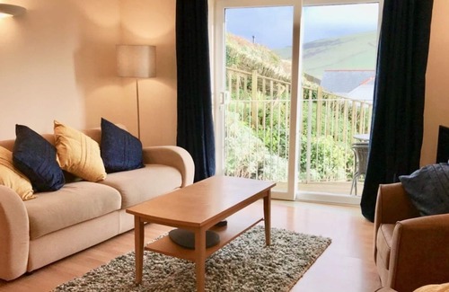 Mortehoe Apartment | Woolacombe Aptmt with beach view, balcony & Wi-fi