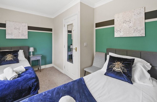 Cambourne Condo | Woolthwaite- Beautiful 4 bedroom house and parking
