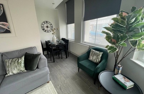 Liverpool Apartment | Woolton Escape | Light-Filled | Free Parking