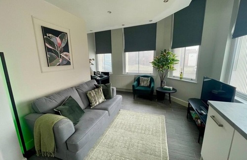 Liverpool Apartment | Woolton Escape | Light-Filled | Free Parking