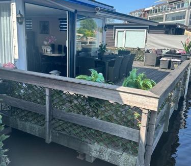 Oud-Loosdrecht Boat Rental | woonboot de dobber loosdrechtse plassen 6-8 personen