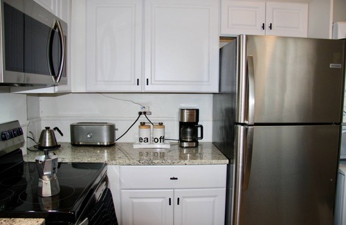 Mill River Apartment | Wooster Gem - Walk to Pizza & Yale! - FREE Parking and Laundry