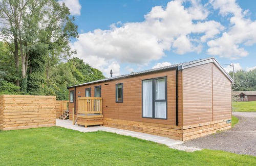 Kiplin Cabin | WORCESTERSHIRE, family friendly, with hot tub in Scorton, Richmond
