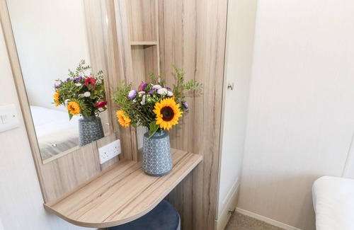 Kiplin Cabin | WORCESTERSHIRE, family friendly, with hot tub in Scorton, Richmond