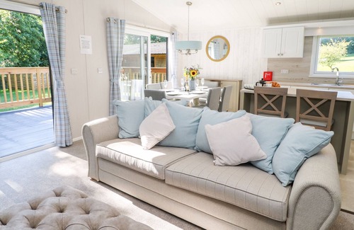 Kiplin Cabin | WORCESTERSHIRE, family friendly, with hot tub in Scorton, Richmond
