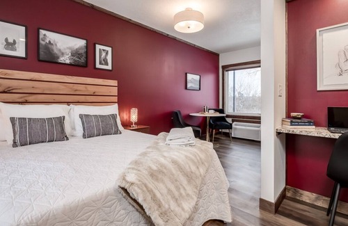 Prescott Hotel | Work & Dine | Free Parking | Simple Comfort