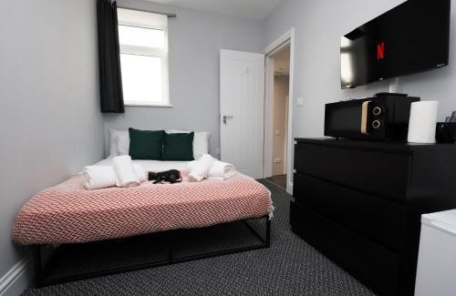 Llanelli Apartment | Work - En-Suite - Fridge & Microwave - Smart TV