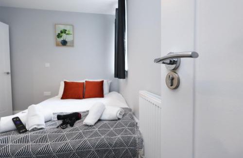 Llanelli Apartment | Work - En-Suite - Fridge & Microwave - Smart TV