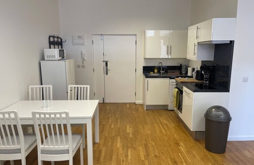 Shacklewell Apartment | Work-Friendly Dalston Apartment