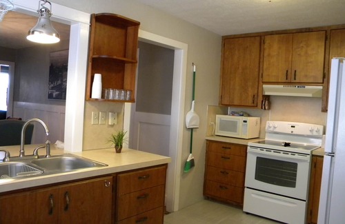 Burley Apartment | Work or Play Private Reliable Wifi Sleeps 6 Suite #1