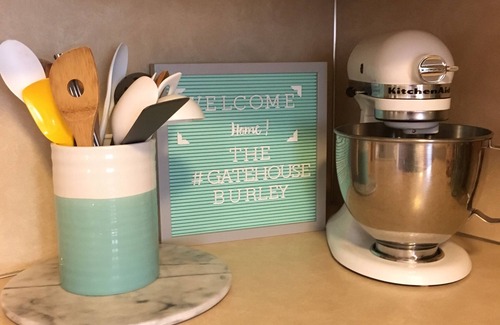 Burley Apartment | Work or Play Private Reliable Wifi Sleeps 6 Suite #1