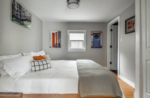Sunnyside House | Work & Play, Sunnyside Home plus Private ADU