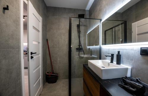 Srodmiescie Apartment | Work & Rest Apartment by Fengshui4u, cowroking, siłownia, nowy budynek, dostęp na kod